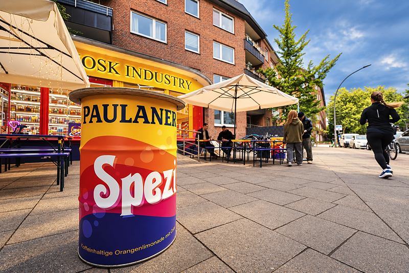Sonniger Nachmittag vor dem Kiosk.